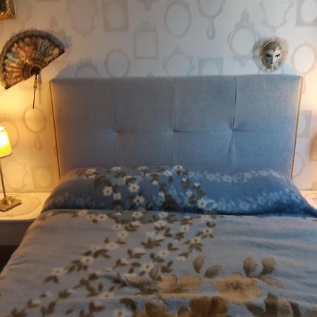 Chambre Lit Double Dans Pavillon , Chez Lilyanne 톤네이샤랑트 외부 사진