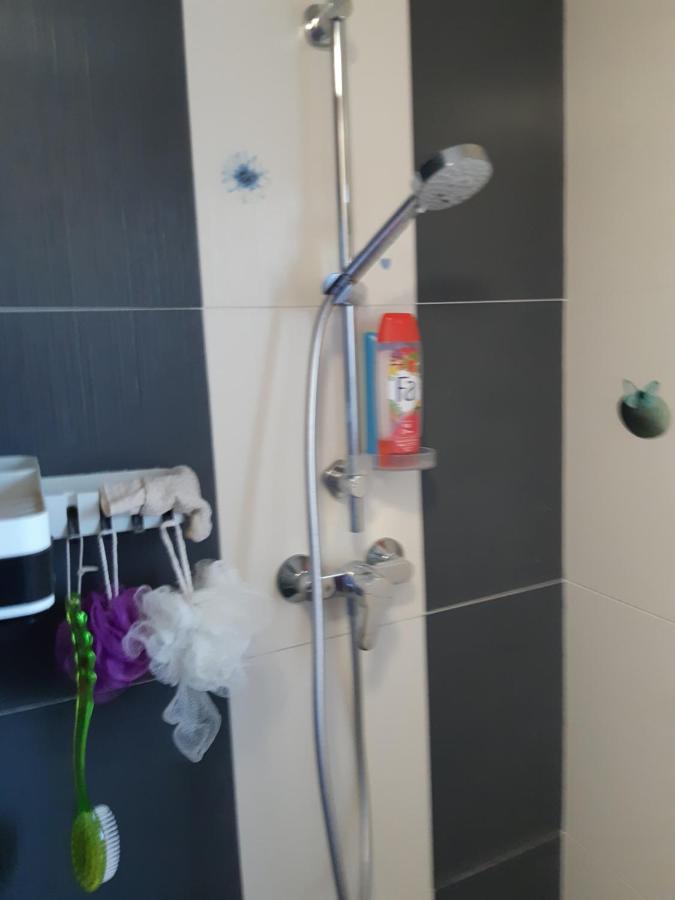 Chambre Lit Double Dans Pavillon , Chez Lilyanne 톤네이샤랑트 외부 사진